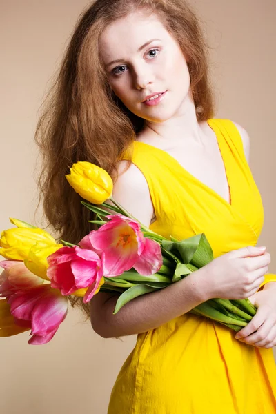 Krásný redheared dívka s kyticí tulipánů — Stock fotografie