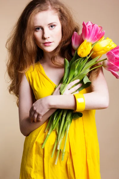Krásný redheared dívka s kyticí tulipánů — Stock fotografie