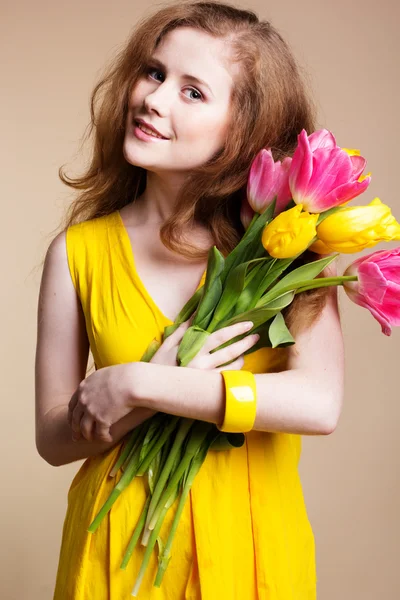 Krásná dívka s kyticí barevné tulipány — Stock fotografie