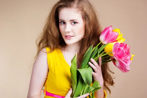 Bella ragazza dal cuore rosso con bouquet di tulipani — Foto Stock