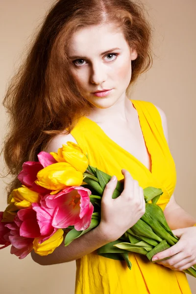 Menina ruiva bonita com buquê de tulipas — Fotografia de Stock