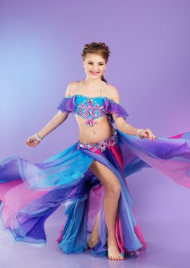 Mor kostüm giyen güzel dansöz