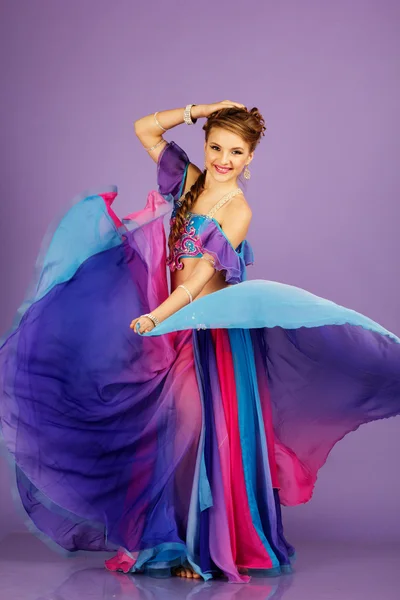 Beautiful belly dancer wearing a purple costume — Stock Photo, Image