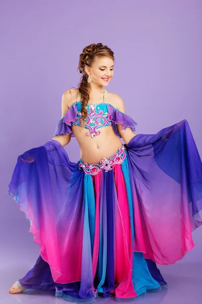 紫の衣装を着て美しいベリー ダンサー — ストック写真
