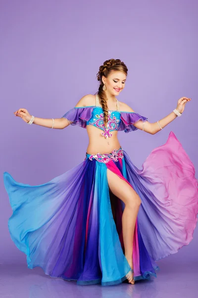 Beautiful belly dancer wearing a purple costume — Stock Photo, Image