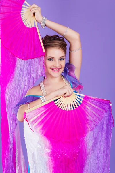 Beautiful belly dancer wearing a purple costume — Stock Photo, Image