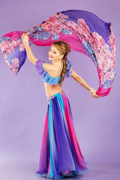 Beautiful belly dancer wearing a purple costume — Stock Photo, Image