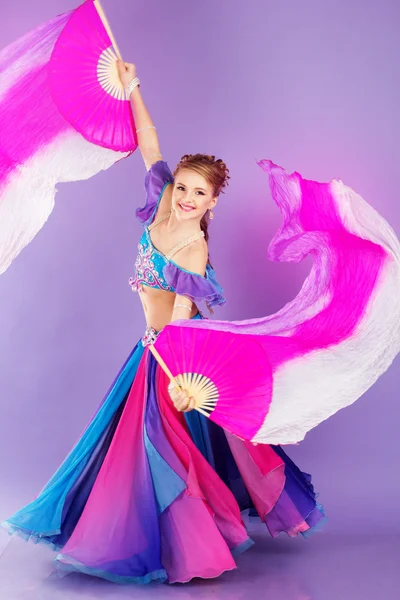 Beautiful belly dancer wearing a purple costume — Stock Photo, Image