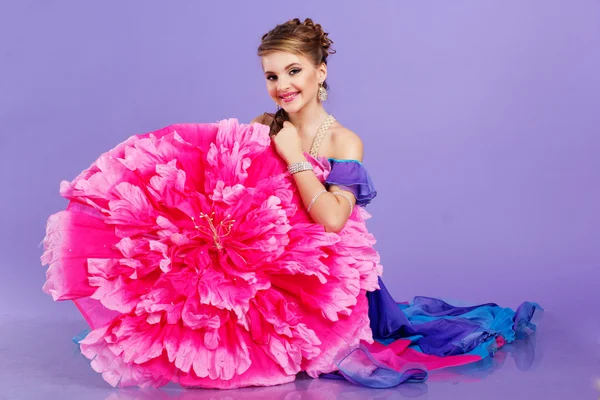 Beautiful belly dancer wearing a purple costume — Stock Photo, Image