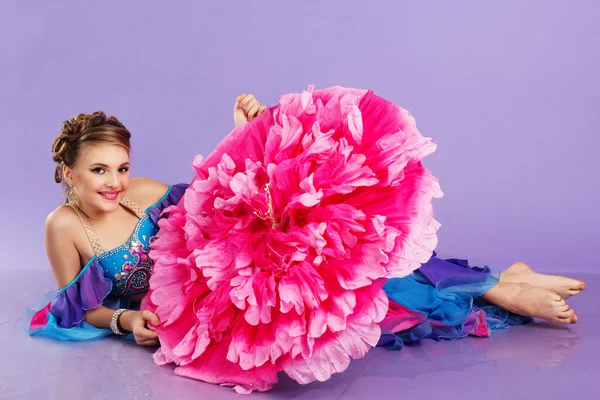 Beautiful belly dancer wearing a purple costume — Stock Photo, Image