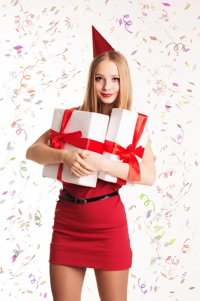 Mooi meisje houden geschenkdozen, happy Birthday — Stockfoto