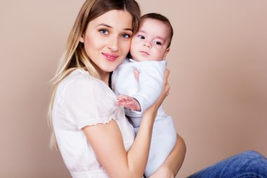 Mutlu genç anne ile küçük oğlu