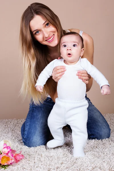 Glückliche junge Mutter mit ihrem kleinen Sohn — Stockfoto