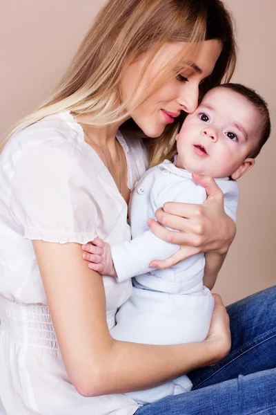 Feliz joven madre con su pequeño hijo — Foto de Stock