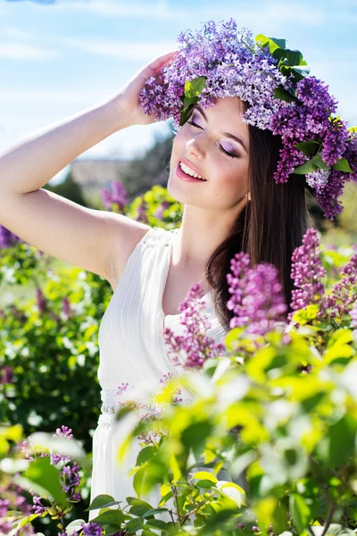 Vacker flicka med en lila blommor — Stockfoto