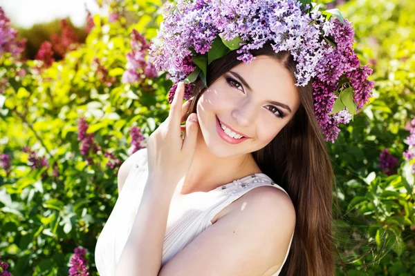 Gyönyörű lány, egy lila virágok — Stock Fotó