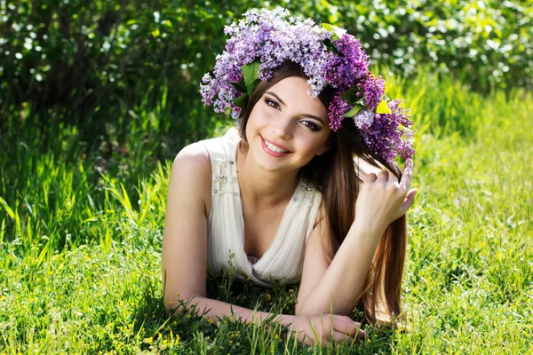 Bella ragazza con ghirlanda di fiori lilla — Foto Stock