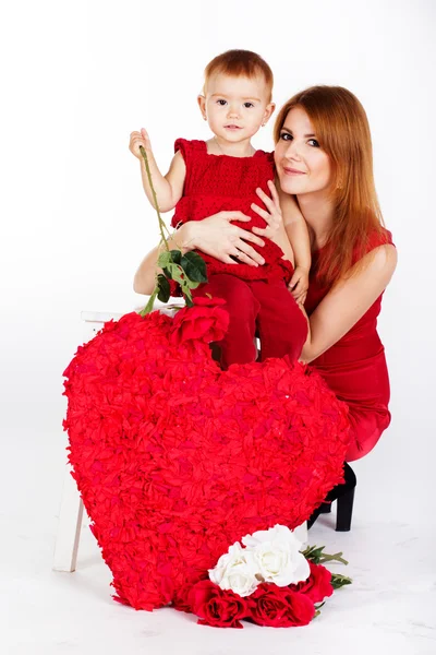 Feliz madre y su hija con gran corazón rojo — Foto de Stock