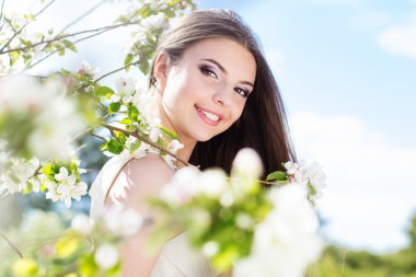 Bir kiraz çiçeği Bahçe güzel kız