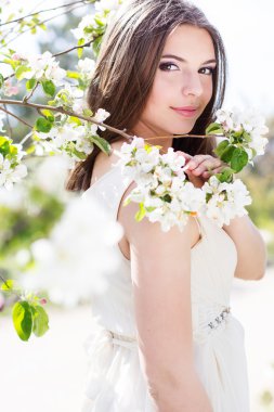 Bir kiraz çiçeği Bahçe güzel kız