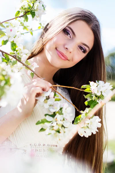 Belle fille dans un jardin de fleurs de cerisier — Photo