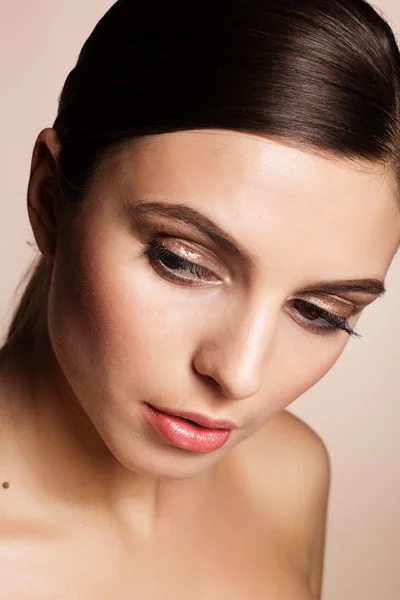 Woman with flawless skin and wet eyeshadows — Stock Photo, Image