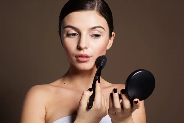 Naturalmente mujer con cepillo de maquillaje y polvo — Foto de Stock