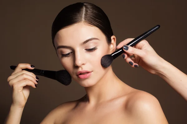 Naturalmente mujer con cepillos de maquillaje —  Fotos de Stock