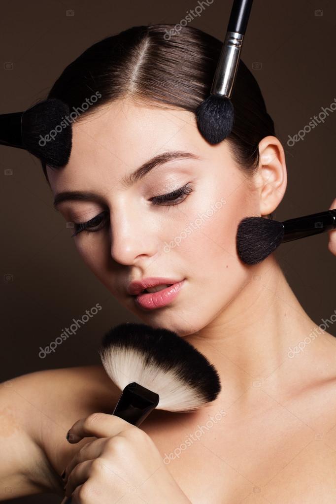 Naturellement Femme Avec Des Pinceaux De Maquillage Image Libre De Droit Par Chupacabra C