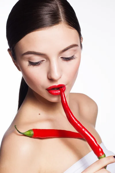 Vacker flicka med varma röda cayennes paprika — Stockfoto