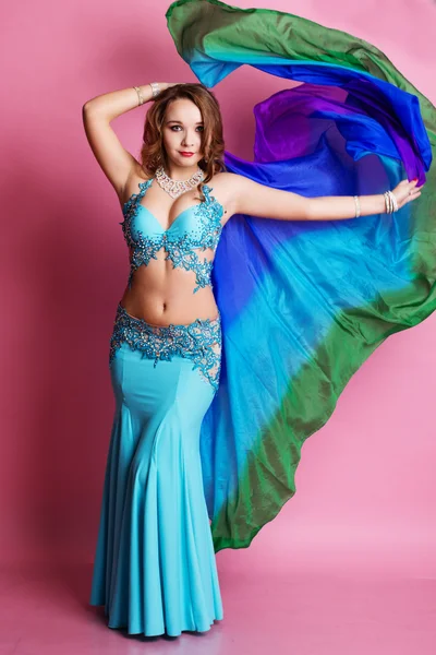 Beautiful belly dancer is wearing a blue costume — Stock Photo, Image