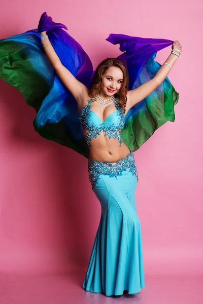 Beautiful belly dancer is wearing a blue costume — Stock Photo, Image