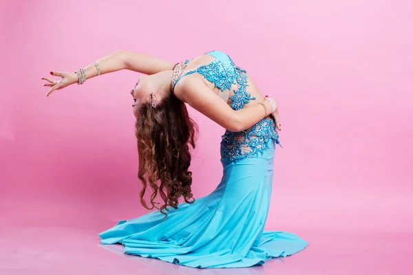 Beautiful belly dancer is wearing a blue costume — Stock Photo, Image