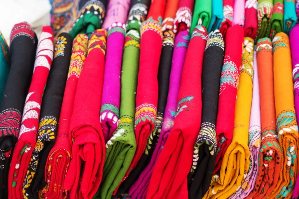 Various of colorful Indian fabrics in market — Stock Photo, Image