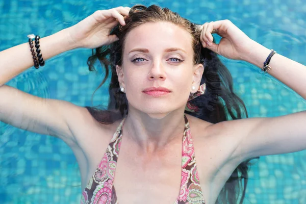 Donna sexy nuotare in piscina — Foto Stock