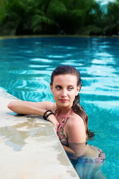Сексуальна жінка плаває в басейні — стокове фото
