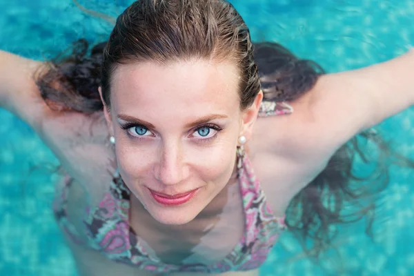 Sexy woman swimming in pool — Stock Photo, Image