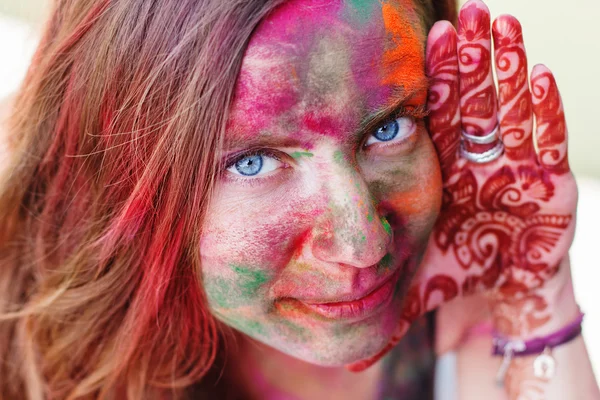 Ritratto di ragazza con vernice colorata sul viso — Foto Stock