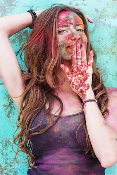 Menina com tinta colorida em seu rosto, Holi — Fotografia de Stock