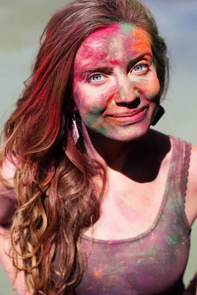 Ritratto di ragazza felice con vernice sul viso — Foto Stock