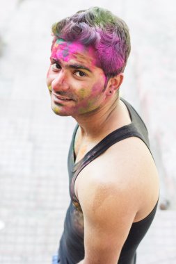 Holi boya ile Hint adam portresi