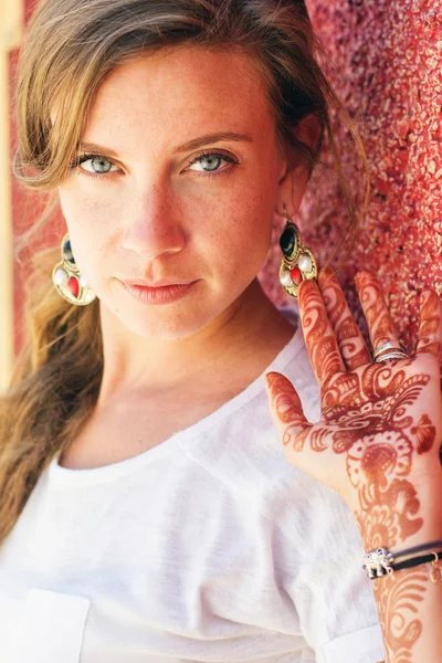 A csinos lány keze Mehendi — Stock Fotó