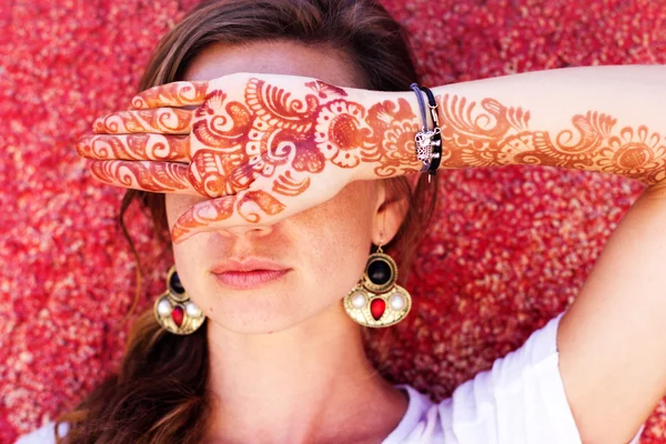 Mehendi na mão de menina bonita — Fotografia de Stock