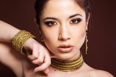 Mücevherat ile güzel bir kız. moda fotoğraf.