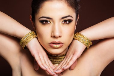 Mücevherat ile güzel bir kız. moda fotoğraf.