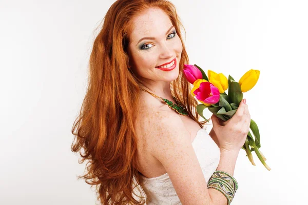 Belle rousse fille tient des tulipes isolées sur blanc — Photo