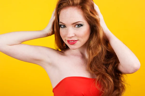 Vackra rödhåriga flicka med mode makeup — Stockfoto
