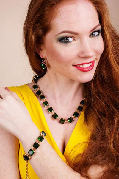 Vackra rödhåriga flicka med mode smycken — Stockfoto