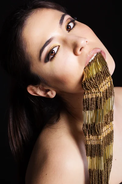 Όμορφο κορίτσι με κοσμήματα μόδας στο στόμα της. — Φωτογραφία Αρχείου