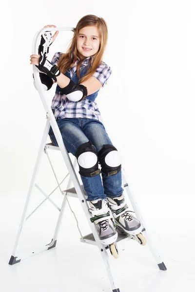 Dívka v kolečkové brusle izolovaných na bílém pozadí — Stock fotografie